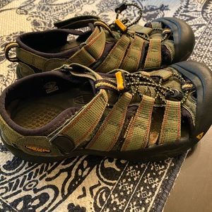 Keen H2, size 4Y, Green
